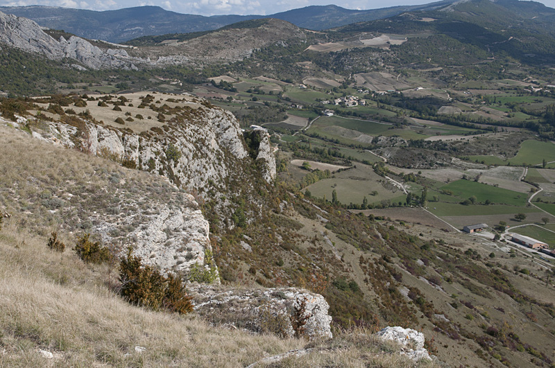 Vue sur le plateau composant le sommet du rocher de Mévouillon